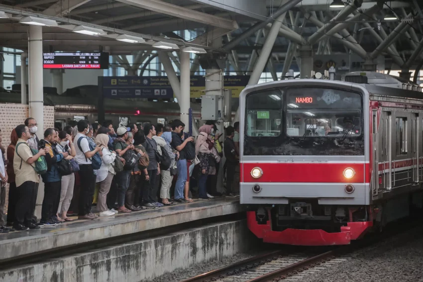 perpanjangan-jam-operasional-mrt-lrt-dan-kereta-commuter-untuk-malam-tahun-baru-2025-di-jakarta